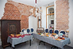 Шведский стол на завтрак в ресторане отеля Hotel Justus в Риге