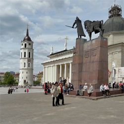 Памятник Гедеминусу в Вильнюсе